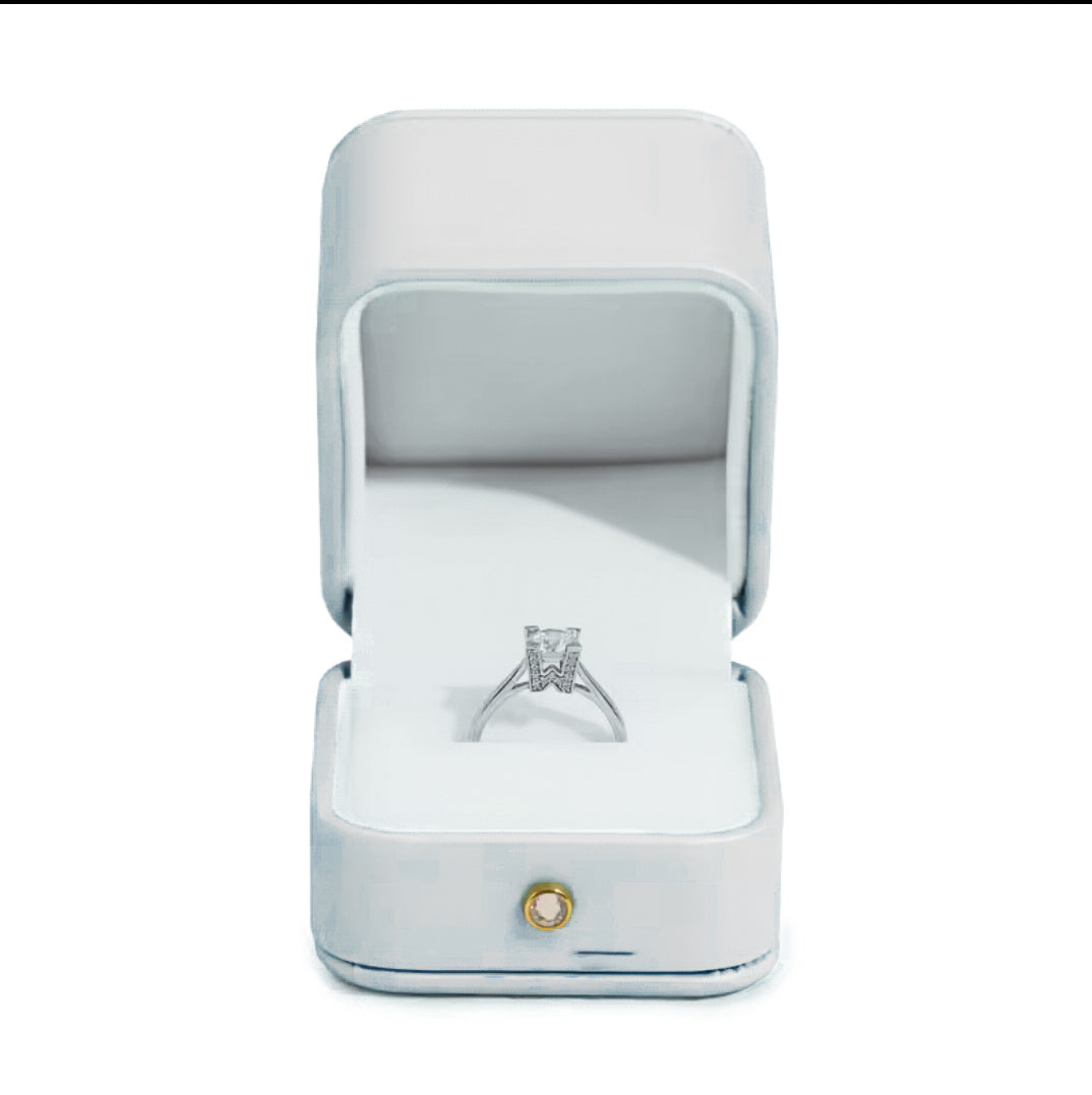 Caja para anillo de compromiso, promesa o regalo. Recubierta de cuero PU.