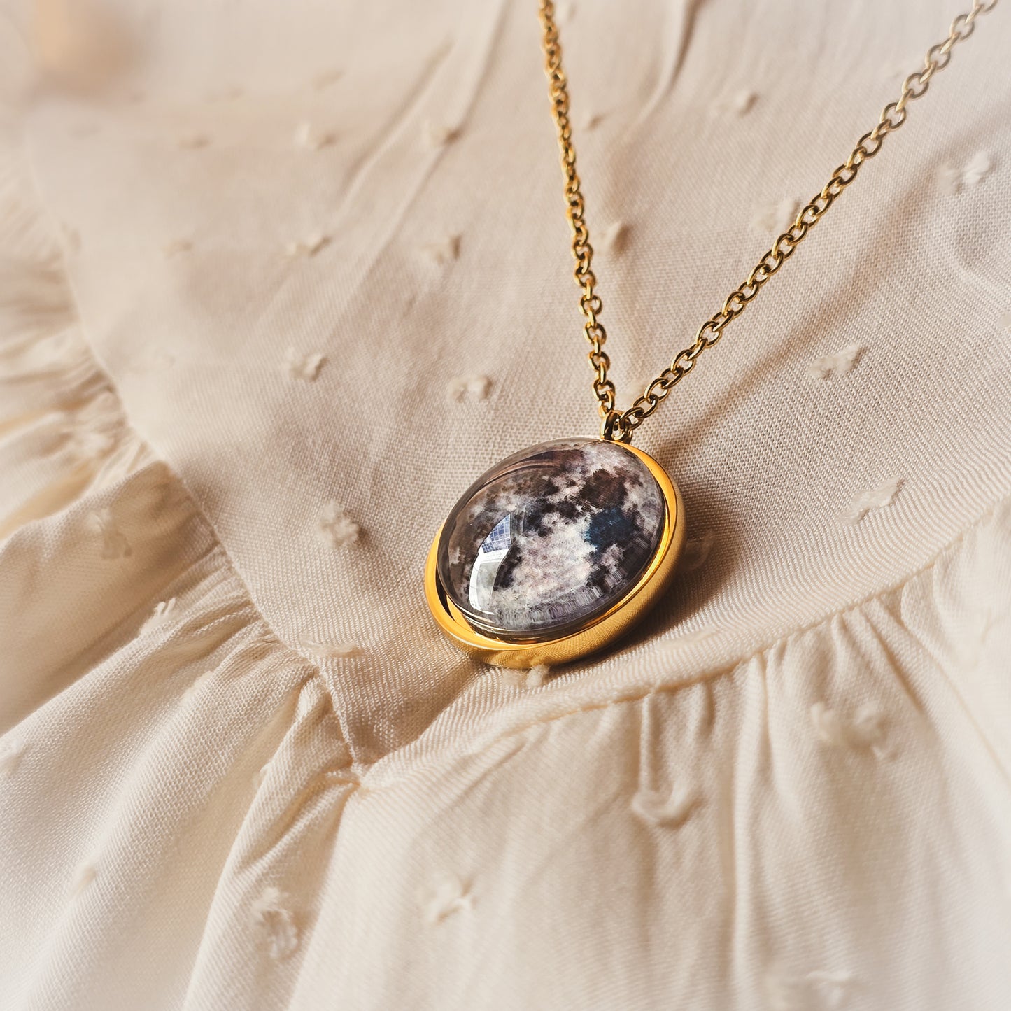 Collar de Luna - laminado en ORO 14k - Doble Cara - Brilla En la Oscuridad Lunna