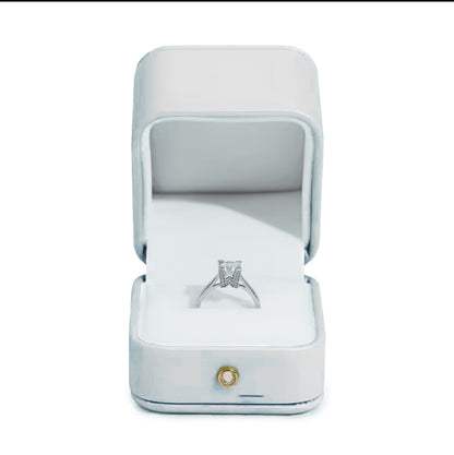 Caja para anillo de compromiso, promesa o regalo.  Recubierta de cuero PU.