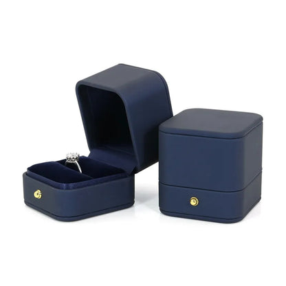 Caja para anillo de compromiso, promesa o regalo.  Recubierta de cuero PU.
