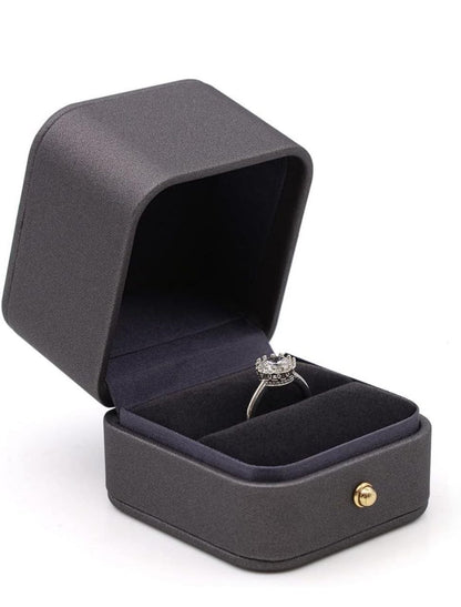 Caja para anillo de compromiso, promesa o regalo.  Recubierta de cuero PU.