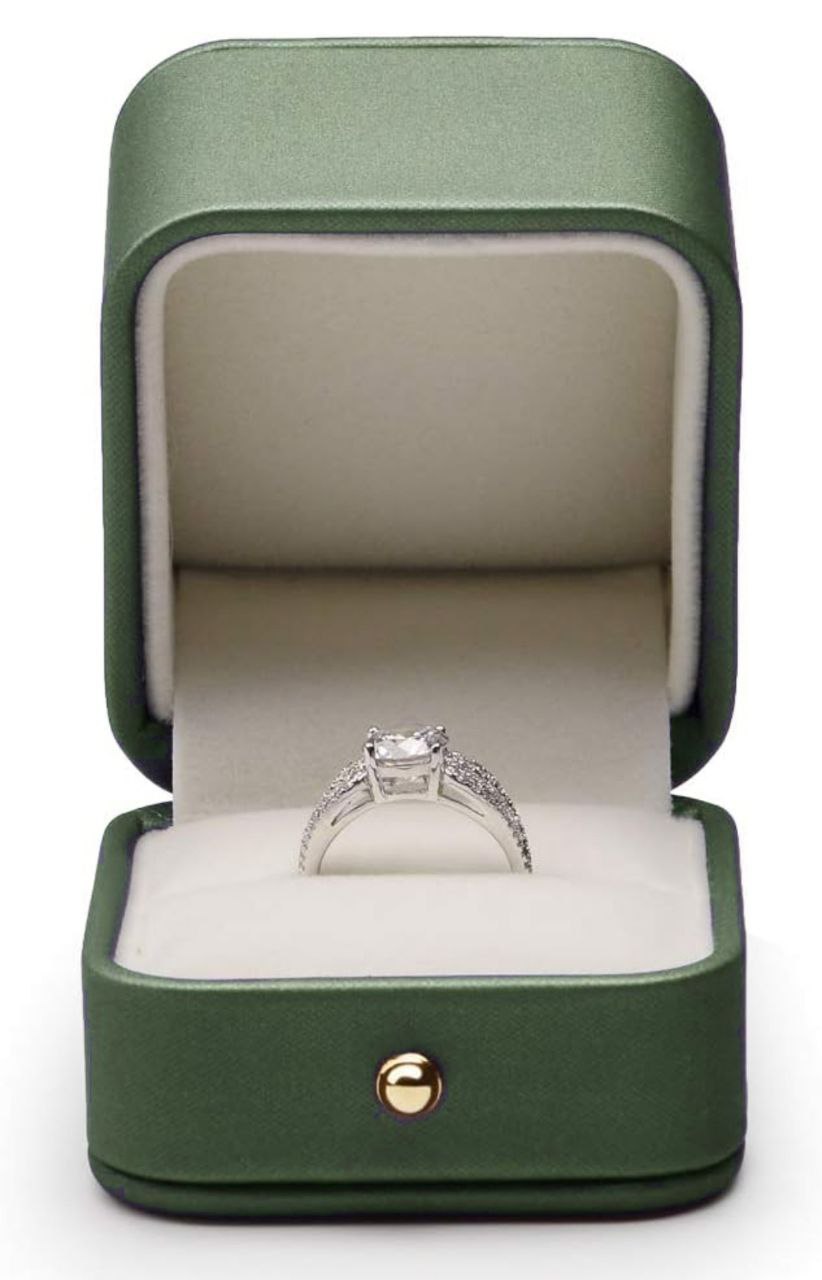 Caja para anillo de compromiso, promesa o regalo.  Recubierta de cuero PU.