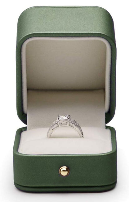 Caja para anillo de compromiso, promesa o regalo.  Recubierta de cuero PU.