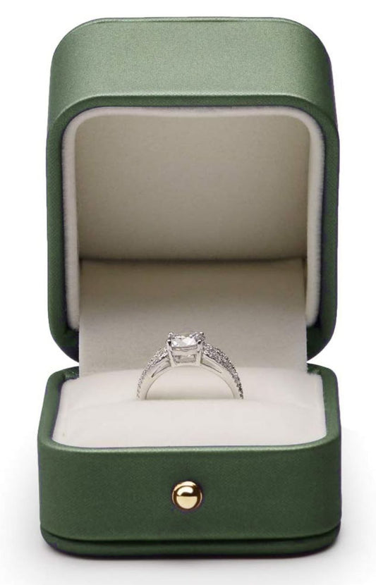 Caja para anillo de compromiso, promesa o regalo.  Recubierta de cuero PU.