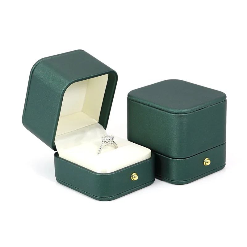 Caja para anillo de compromiso, promesa o regalo.  Recubierta de cuero PU.