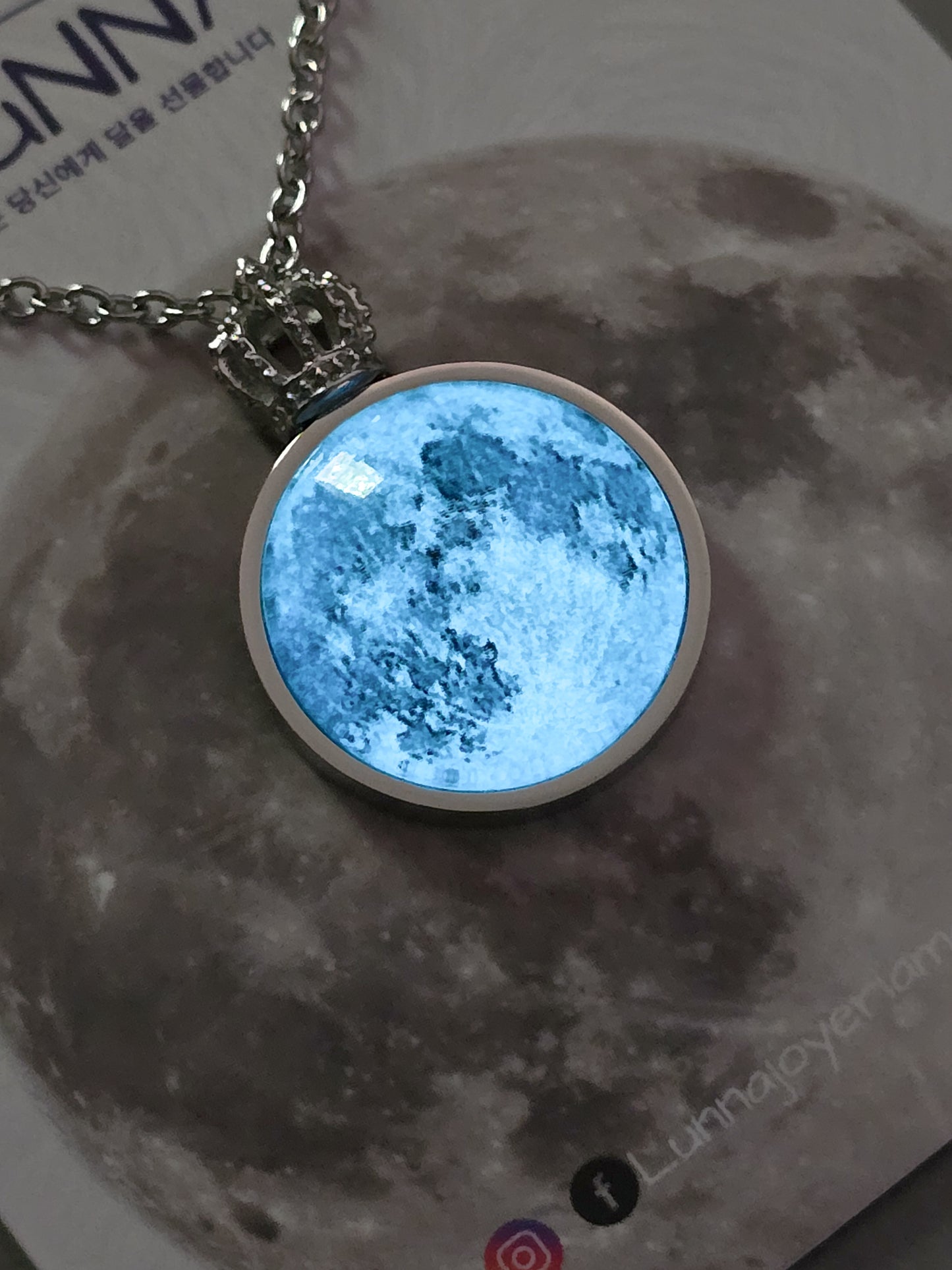 Collar Corona de luna 20mm ~ 👑🌕 Brilla en la oscuridad.