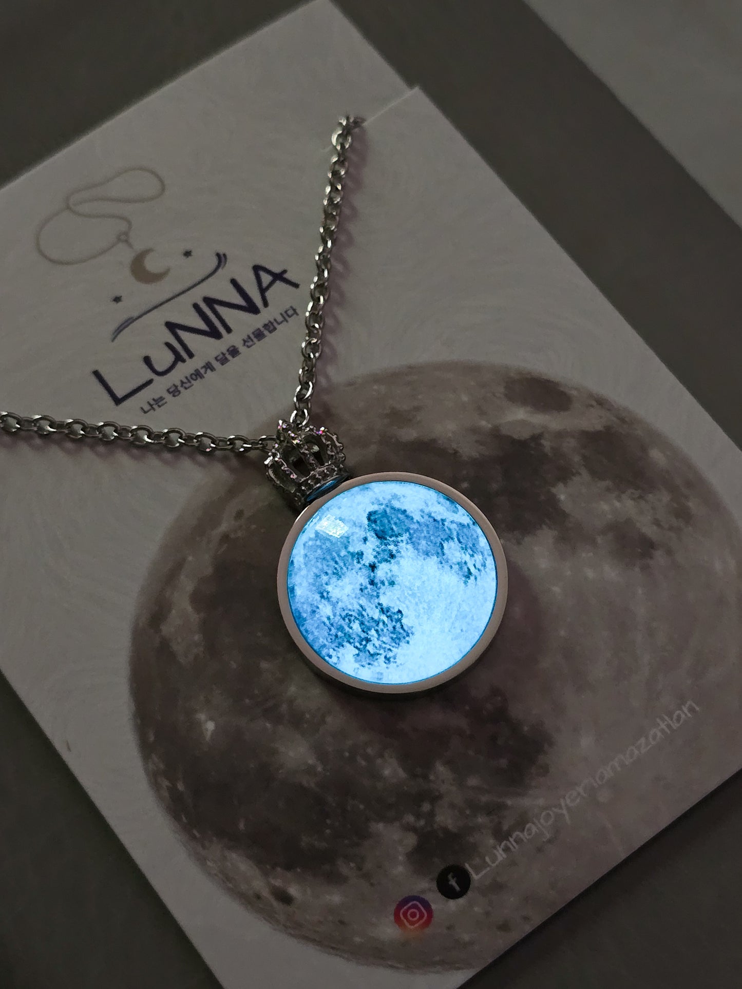 Collar Corona de luna 20mm ~ 👑🌕 Brilla en la oscuridad.